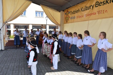 Piąty dzień Tygodnia Kultury Beskidzkiej w Wiśle - występy na małej estradzie na Pl. B. Hoffa - Zespół Mała Wisła